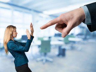 Uebergroße-Hand-zeigt-auf-Anzugtraegerin-107232736-FO-Jakub-Jirsák