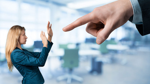 Uebergroße-Hand-zeigt-auf-Anzugtraegerin-107232736-FO-Jakub-Jirsák