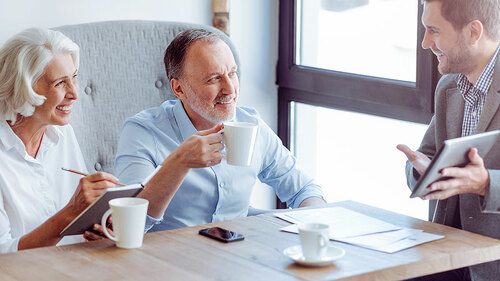 Paar-Makler-Tablet-137773929-FO-Viacheslav-Iakobchuk