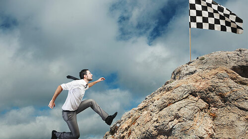 Anzugtraeger-Berg-Zielflagge-142650680-FO-alphaspirit