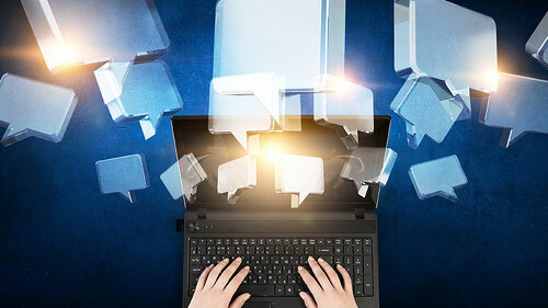 Haende-Laptop-Sprechblasen-180127208-FO-Sergey-Nivens