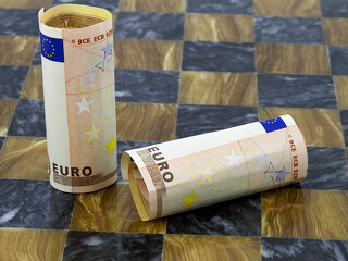 Geldscheine-auf-Schachbrett-94808276-FO-fmcginn