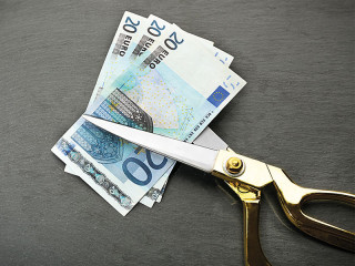 Geldscheine-Schere-99795392-FO-Africa-Studio