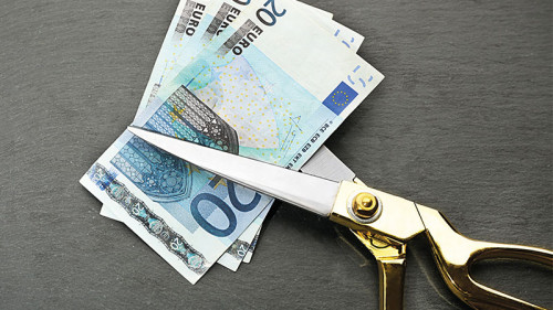 Geldscheine-Schere-99795392-FO-Africa-Studio