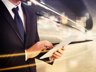 Anzugtraeger-Tablet-120971324-FO-alphaspirit