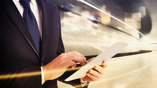 Anzugtraeger-Tablet-120971324-FO-alphaspirit