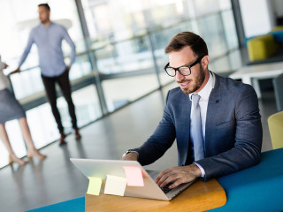 Anzugtraeger-Laptop-190088776-FO-nd3000