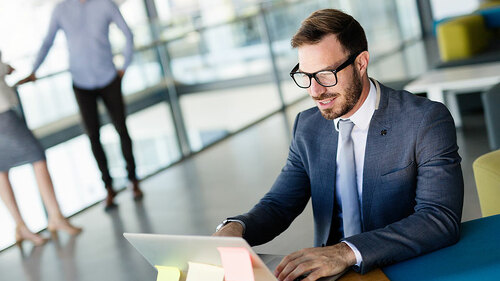 Anzugtraeger-Laptop-190088776-FO-nd3000