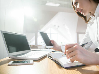 Frau-Laptop-Smartphone-Tablet-194885358-FO-yanlev