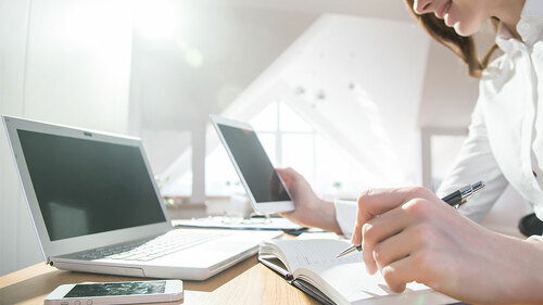 Frau-Laptop-Smartphone-Tablet-194885358-FO-yanlev