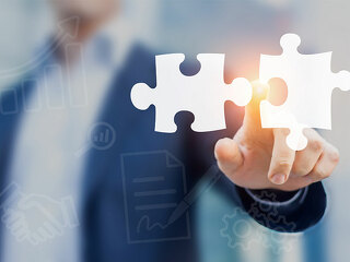 Anzugtraeger-Puzzleteile-169105581-FO-NicoElNino