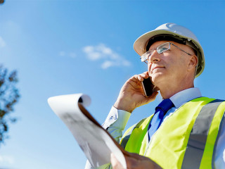 Mann-Schutzhelm-Mobiltelefon-172381891-FO-Sergey-Nivens