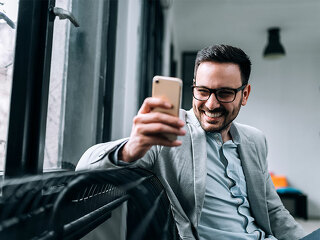 Anzugtraeger-Smartphone-197236033-FO-bnenin