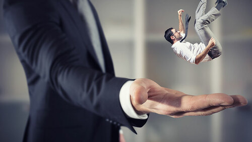 Anzugtraeger-faengt-fallenden-Anzugtraeger-195086140-FO-alphaspirit