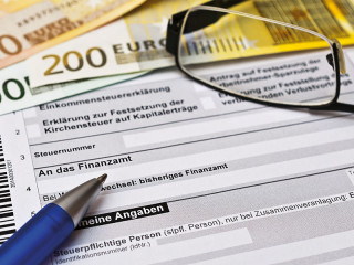 Steuererklaerung-Stift-Brille-Geldscheine-108006216-FO-Stockfotos-MG