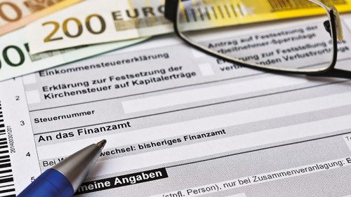 Steuererklaerung-Stift-Brille-Geldscheine-108006216-FO-Stockfotos-MG