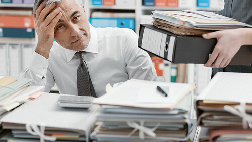 Anzugtraeger-gestresst-Aktenordner-193545967-FO-StockPhotoPro