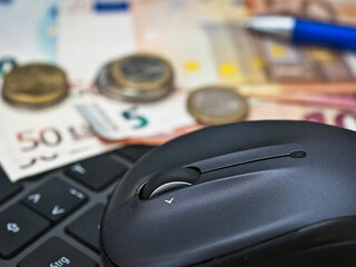 Tastatur-Mouse-Geldscheine-Stift-119245400-FO-Stockfotos-MG