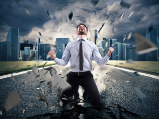 Anzugtraeger-jubelt-181391813-FO-alphaspirit