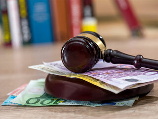 Hammer-Geldscheine-136208427-FO-alfexe