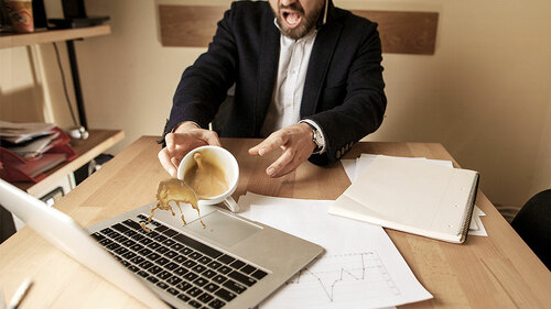 Anzugtraeger-verschuettet-Kaffe-auf-Laptop-192338305-FO-master1305