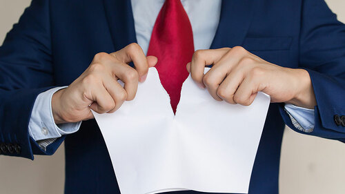 Anzugtraeger-zerreißt-Papier-115207735-FO-twinsterphoto