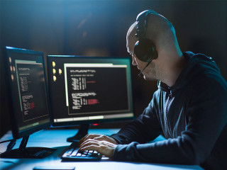 Mann-Computer-Headset-203552740-FO-Syda-Productions