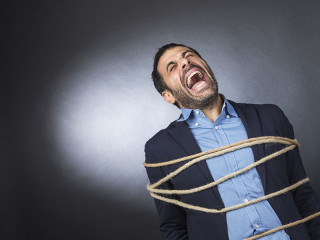 Anzugtraeger-gefesselt-163931779-FO-alex-pin