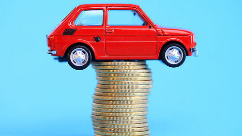 Auto-auf-Muenzstapel-71284737-FO-Zsolt-Biczó