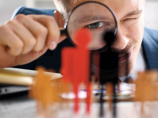 Anzugtraeger-Lupe-Maennchen-180609426-FO-Hanna