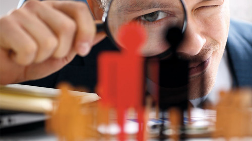 Anzugtraeger-Lupe-Maennchen-180609426-FO-Hanna