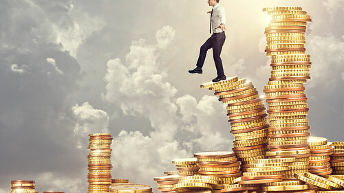 Anzugtraeger-Muenzstapel-188562126-FO-tiero