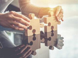 Haende-Puzzleteile-168687842-FO-oatawa