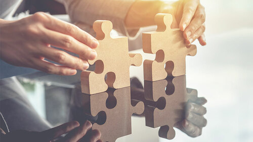 Haende-Puzzleteile-168687842-FO-oatawa