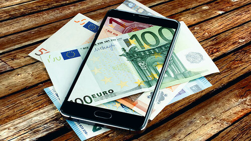 Geldscheine-in-und-unter-Smartphone-191386795-FO-alexkorp09