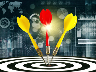 Drei-Pfeile-Dartscheibe-141966564-FO-Creativa-Images