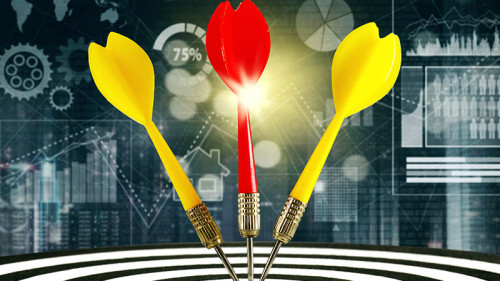 Drei-Pfeile-Dartscheibe-141966564-FO-Creativa-Images