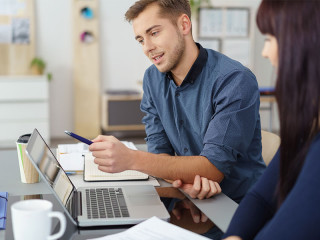 Paar-Laptop-102410375-FO-contrastwerkstatt