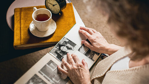 Frau-Fotoalbum-99854074-FO-e-serebryakova
