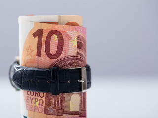 Guertel-um-Geldscheine-190671671-FO-Andrey-Popov