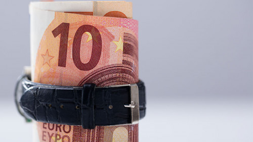 Guertel-um-Geldscheine-190671671-FO-Andrey-Popov