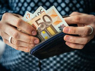 Haende-Geldbeutel-Euro-189887680-FO-Gregory-Lee