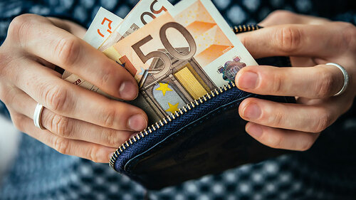 Haende-Geldbeutel-Euro-189887680-FO-Gregory-Lee