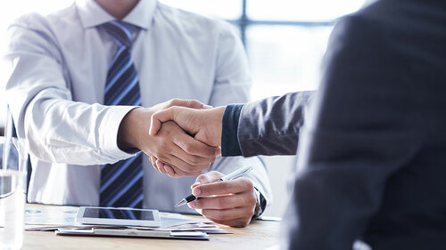 Anzugtraeger-Kunde-Handshake-174315509-FO-sebra