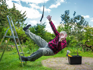 Mann-stuerzt-von-Leiter-203100887-FO-Rainer-Fuhrmann