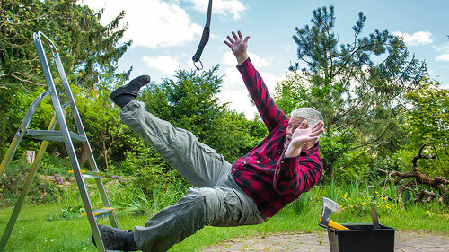 Mann-stuerzt-von-Leiter-203100887-FO-Rainer-Fuhrmann