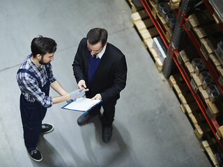 Anzugtraeger-und-Arbeiter-151809476-FO-pressmaster