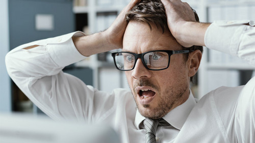 Anzugtraeger-Panik-PC-205034115-FO-StockPhotoPro