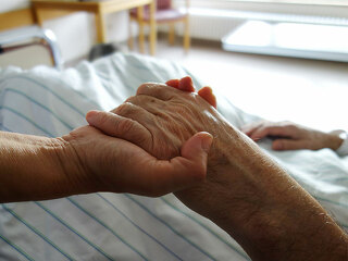 Krankenbett-Hand-halten-190830994-FO-pattilabelle