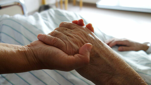 Krankenbett-Hand-halten-190830994-FO-pattilabelle